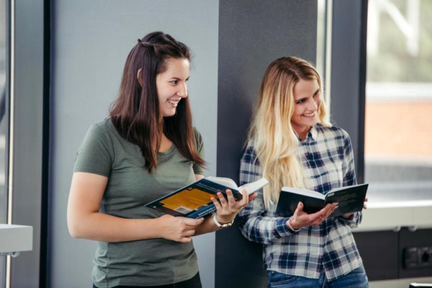 Espacio de trabajo con análisis de datos SEO y herramientas de optimización para e-commerce