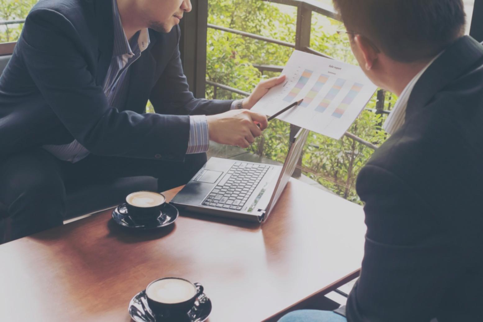 Equipo trabajando en análisis técnico de sitio web de comercio electrónico